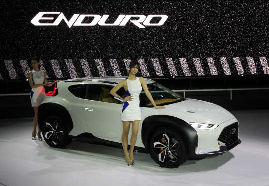 국내 자동차 산업의 현주소를 가늠해 볼 수 있는 '2015 서울모터쇼'가 2일 언론 공개행사를 개최했다. 이날 현대자동차가 도심형 CUV 콘셉트카인 '엔듀로(Enduro, 프로젝트명 HND-12)'를 세계 최초로 공개하고 있다. 유동일기자 eddieyou@